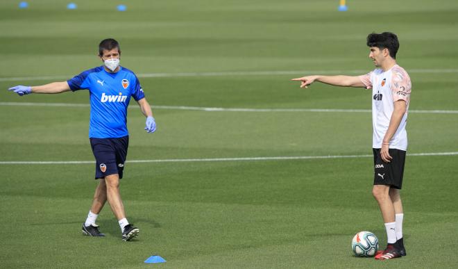 Celades explica un ejercicio a Soler (Foto: Valencia CF)