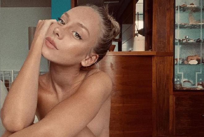 Ester Expósito se desnuda al completo en Instagram.