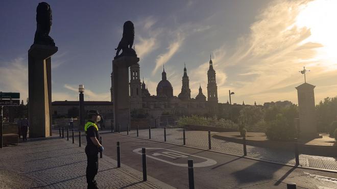Un policía local de Zaragoza vigila el tráfico con una mascarilla (Foto: @policiazaragoza).