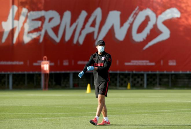 Simeone, en el entrenamiento individual del Atlético (Foto: @Atleti).