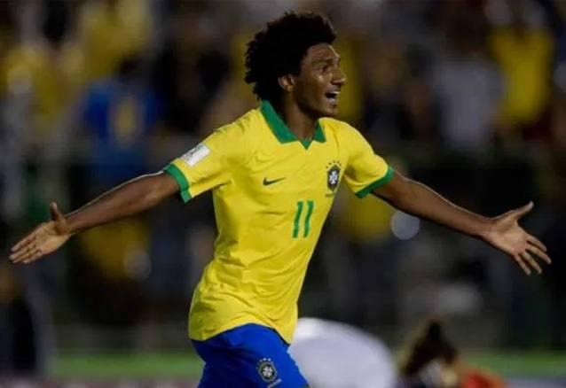 Talles Magno celebra un gol con Brasil.