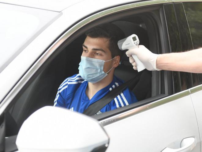 Toma de temperatura a los jugadores antes del entrenamiento (Foto: Real Zaragoza).