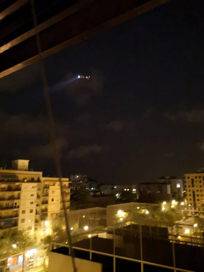 Un helicóptero sobrevuela Valencia. (Foto twitter @Lolanilles)