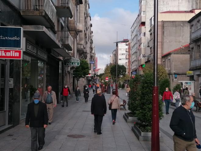 Varias personas por las calles de Vigo.
