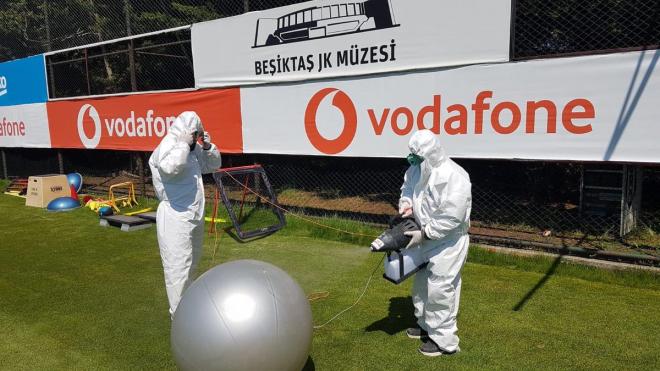 Dos trabajadores desinfectas las instalaciones del Besiktas para la vuelta del fútbol (Foto: @Besiktas).
