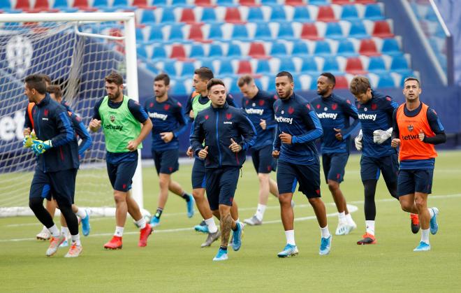 El Levante UD durante un entrenamiento en el Ciutat.