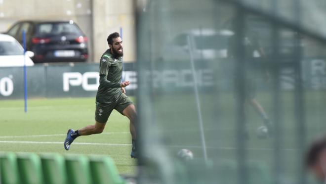 Borja Iglesias, en el entrenamiento del Betis del domingo 10 de mayo durante el coronavirus. (Foto: Kiko Hurtado).