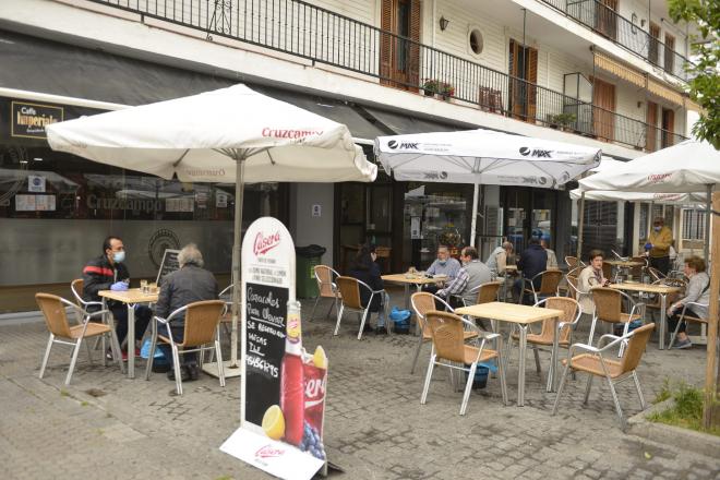 Un bar en Sevilla, con aforo limitado durante el primer día de apertura en la fase 1 (Foto: Kiko Hurtado).