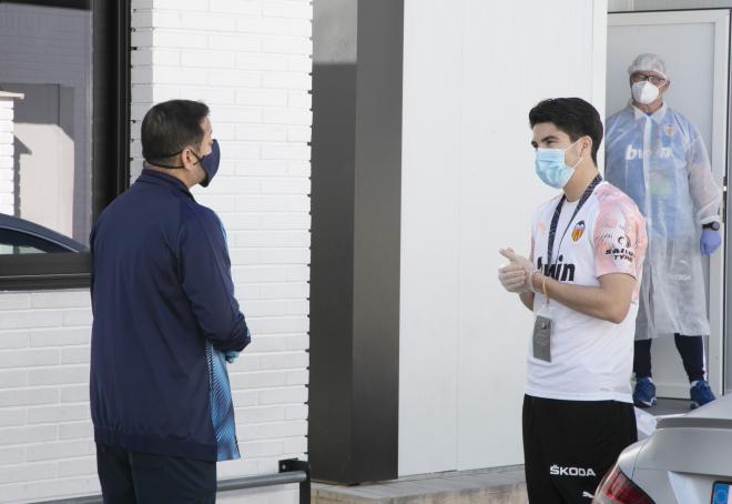 Anil Murthy en el entrenamiento junto a Soler (Foto: Valencia CF)
