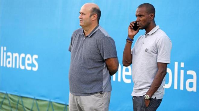 Eric Abidal, durante un entrenamiento (Foto: EFE).