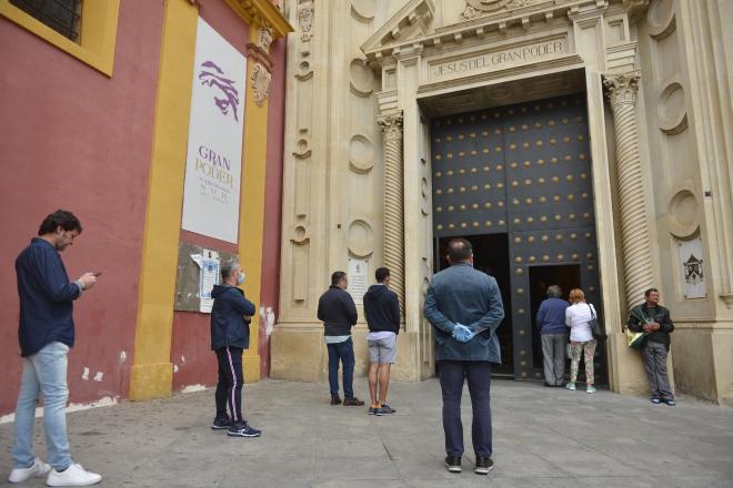 Imagen de la puerta de la Basílica del Gran Poder (foto: Kiko Hurtado).