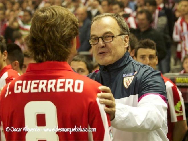 Julen Guerrero, icono del Athletic Club, en la despedida del viejo San Mamés junto al técnico Marcelo Bielsa y con Aritz Aduriz como testigo.