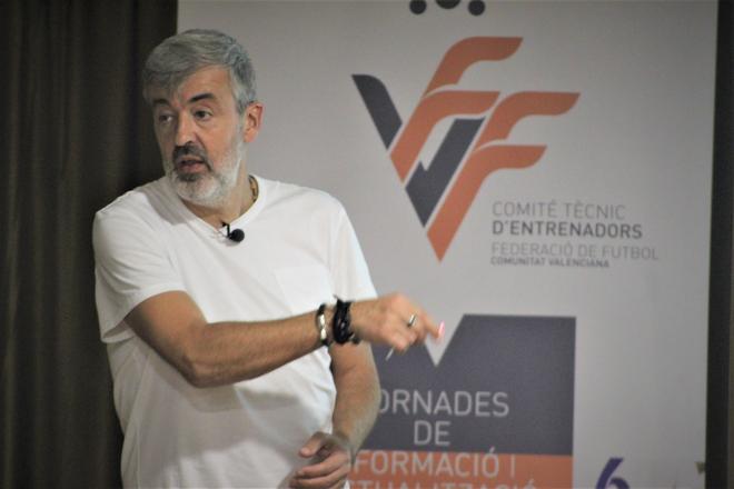 Óscar Fernández en una charla.
