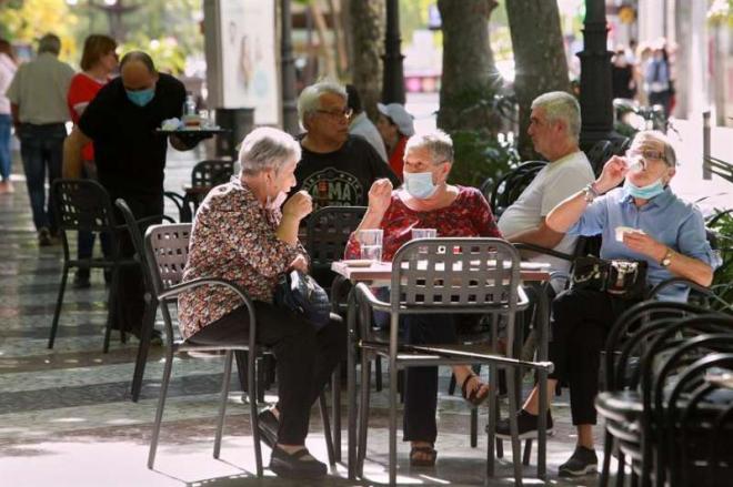 Varias ancianas sentadas en una terraza de un bar (Foto: EFE).