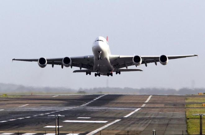 Un avión alza el vuelo en un aeropuerto (FOTO: EFE).