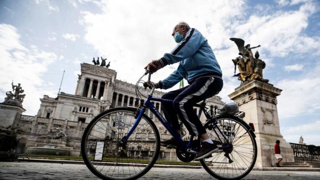 Un ciclista en la piazza Venezia de Roma, Italia (FOTO: EFE).