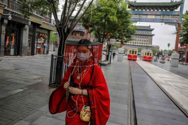 Un ciudadano chino camina con una mascarilla en Wuhan (FOTO: EFE).