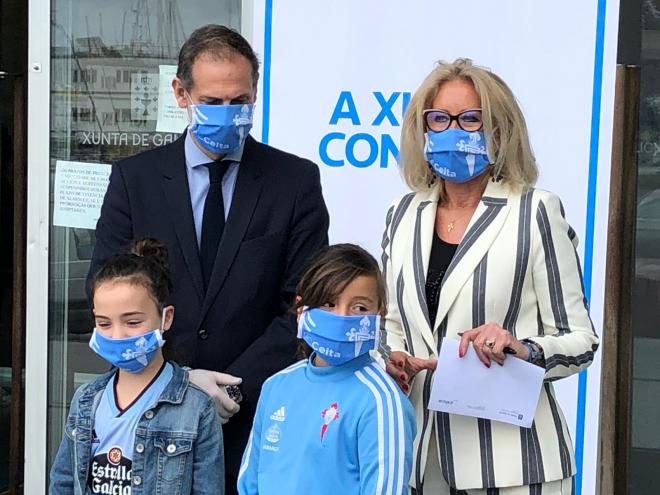 Germán Arteta y Corina Porro presentando las mascarillas (Foto: Xunta).