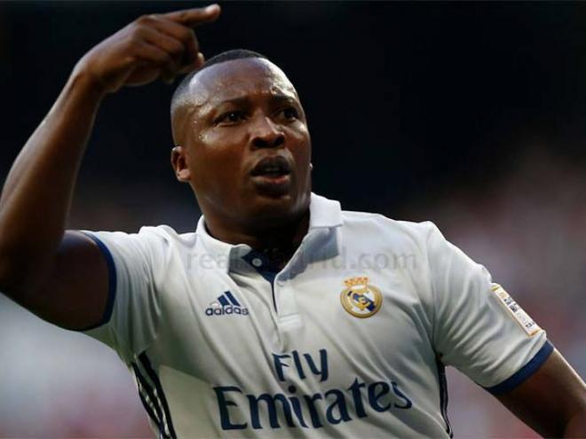 Edwin Congo celebra un gol con las Leyendas del Real Madrid.