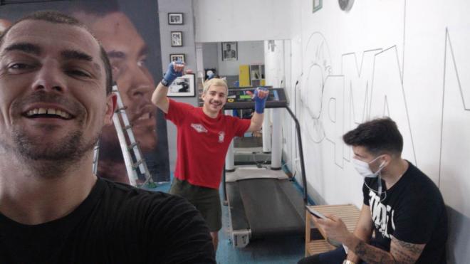 Andoni Gago, con Mario y Txutxi, en el Mampo Gym en el primer día de la vuelta al trabajo de MGZ.