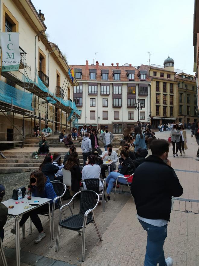 Una de las terrazas en Oviedo, concurrida de gente (Foto: Twitter- jorgagoz)