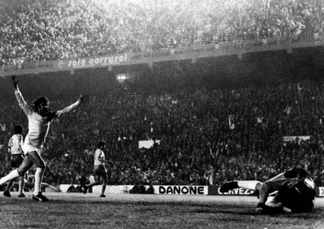 Recopa del Valencia CF 1980, Kempes marca ante el Nantes (Foto: EFE)