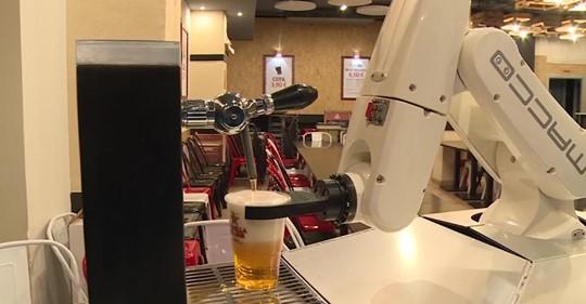 Robot que tira cervezas en Sevilla.