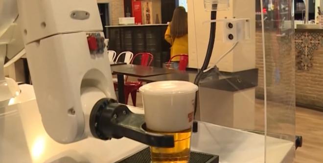 Robot que tira cervezas en Sevilla.