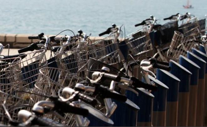Varias bicicletas de alquiler, estacionadas en un paseo de Málaga (Foto: @malagabiciofi).