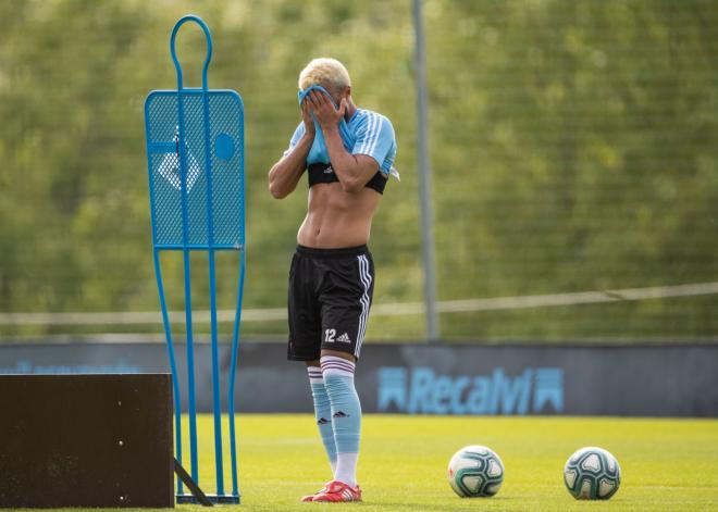 Rafinha secándose el sudor (Foto: LaLiga).