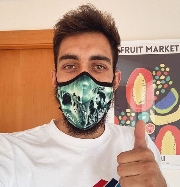 Borja Iglesias muestra su máscara solidaria. (Foto: MyMask)