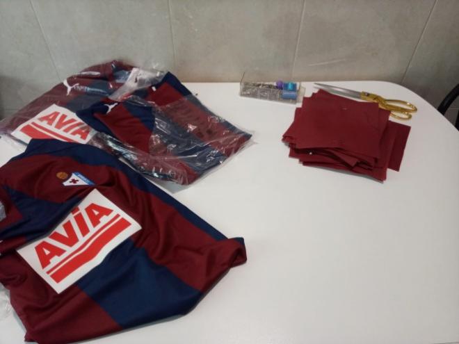 Camisetas del Eibar de temporadas anteriores son convertidas en mascarillas (Foto: SD Eibar).
