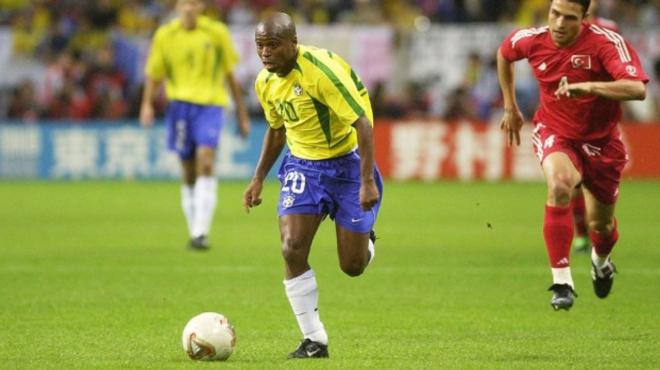 Edílson, en un partido del Mundial 2002 con la selección brasileña.