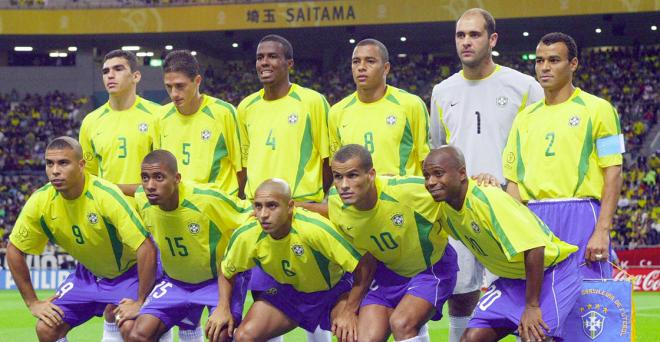 Edílson posa en un once titular de la selección brasileña durante el Mundial 2002.
