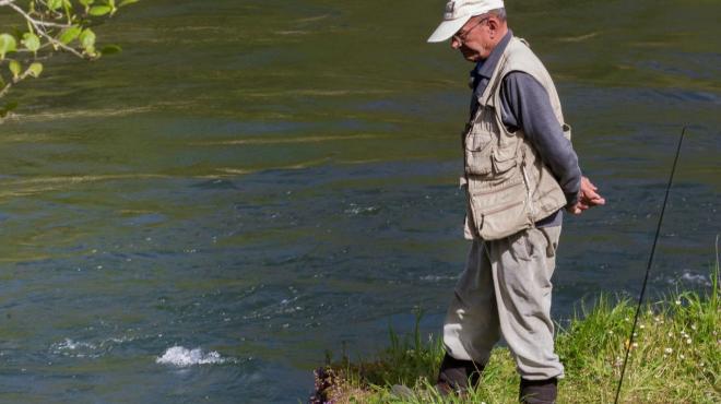 Un pescador espera para poder lanzar su caña en el pozo de las Mestas. (Foto: EFE)