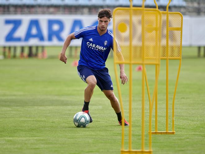Javi puado en un entrenamiento del Real Zaragoza (Foto: Tino Gil/Real Zaragoza).
