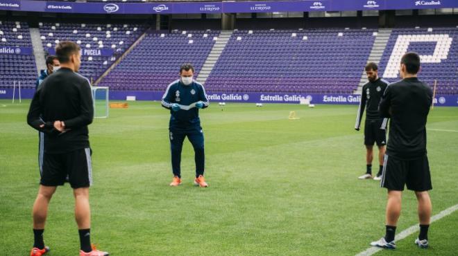 Sergio da instrucciones a sus jugadores en Zorrilla (Foto: Real Valladolid).