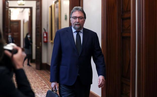 Martínez Oblanca, antes de una de las sesiones parlamentarias. (Foto: EFE)