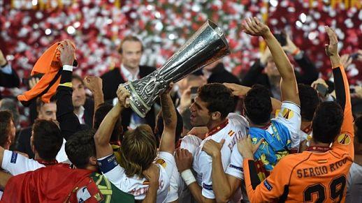 El Sevilla celebra la Europa League ganada en Turín.