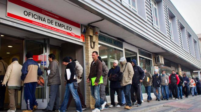 Ciudadanos acuden a la Oficina de Empleo (Foto: EFE).