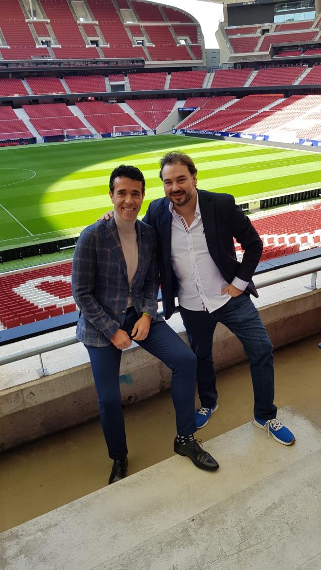 Daniel Pérez (derecha), autor del libro, posa en el estadio Metropolitano del Atlético de Madrid.