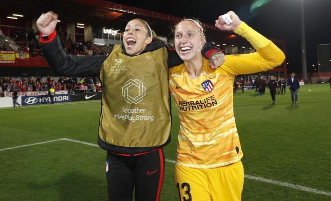 Lola Gallardo y Van Veenendal celebran un triunfo del Atlético (Foto: ATM).