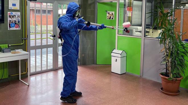 Desifección de un colegio en Gijón durante esta pandemia. (Foto: La Voz de Asturias)