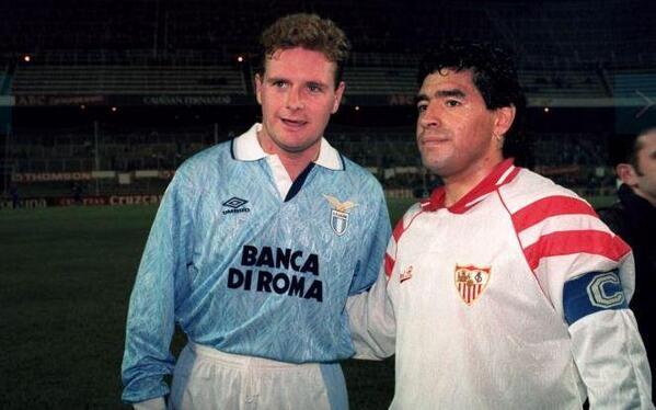 Maradona y Gascoigne, en un amistoso en el Sánchez-Pizjuán.