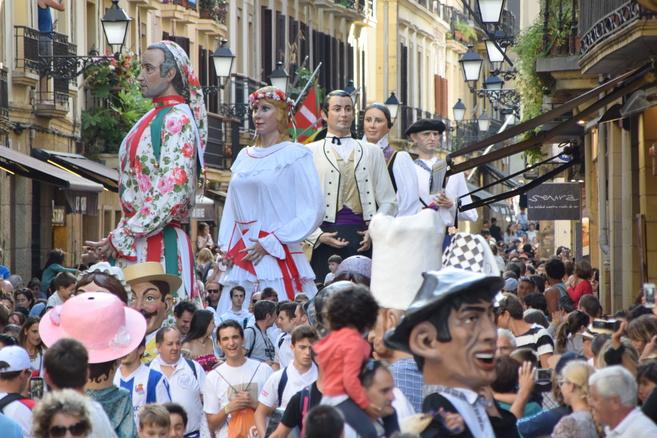 Multitud de personas disfrutan de la Semana Grande en San Sebastián.