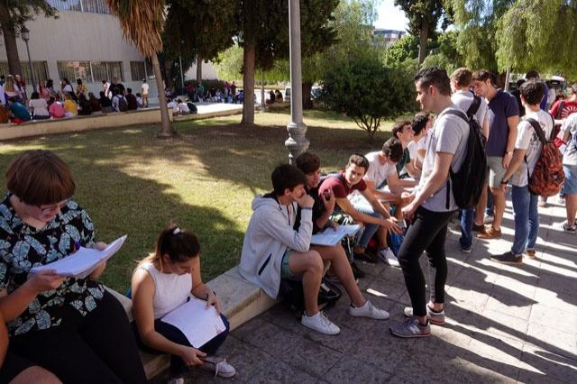 Varios estudiantes, esperando para realizar la selectividad el año pasado (Foto: UMA).