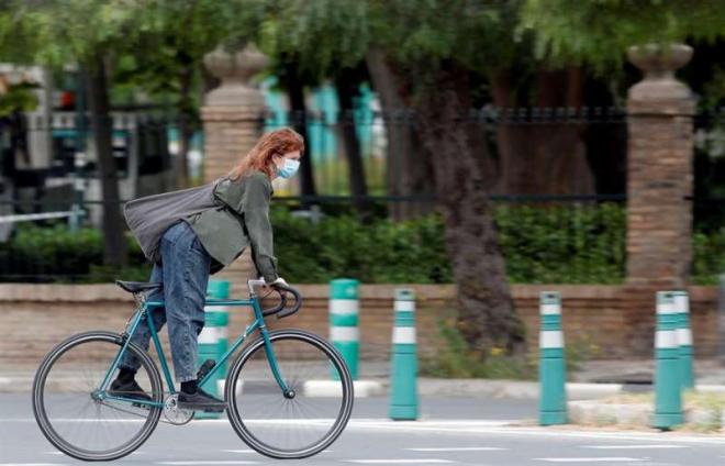 Ciclista con mascarilla contra el coronavirus en València