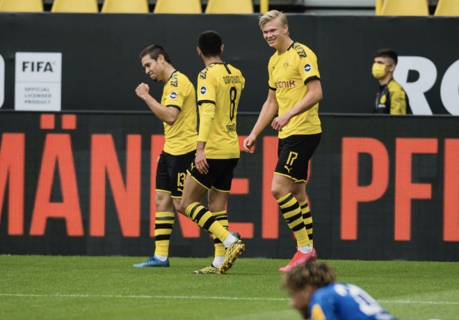 Haaland, Dahoud y Guerreiro celebran uno de los goles del Borussia Dortmund al Schalke (Foto: B.D).