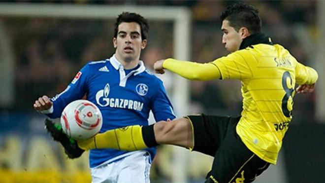 Jurado presiona a Sahin en un Borussia Dortmund-Schalke 04.