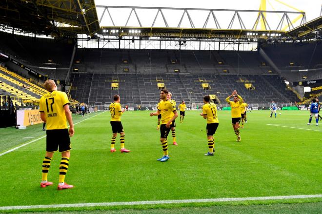 Los jugadores del Borussia Dortmund celebran el gol de Haaland en la vuelta de la Bundesliga tras el coronavirus (Foto: EFE).